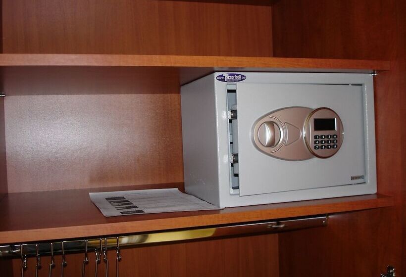 חדר סטודיו סטנדרד, Charles