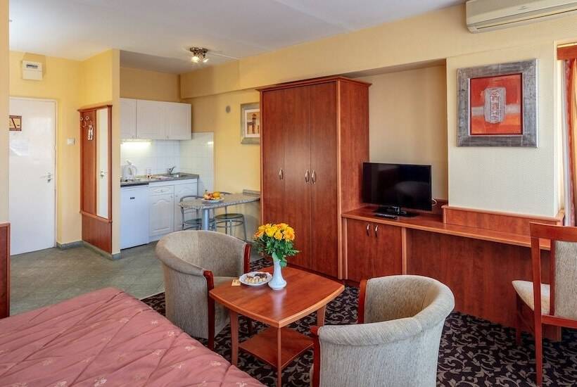 חדר סטודיו סטנדרד, Charles