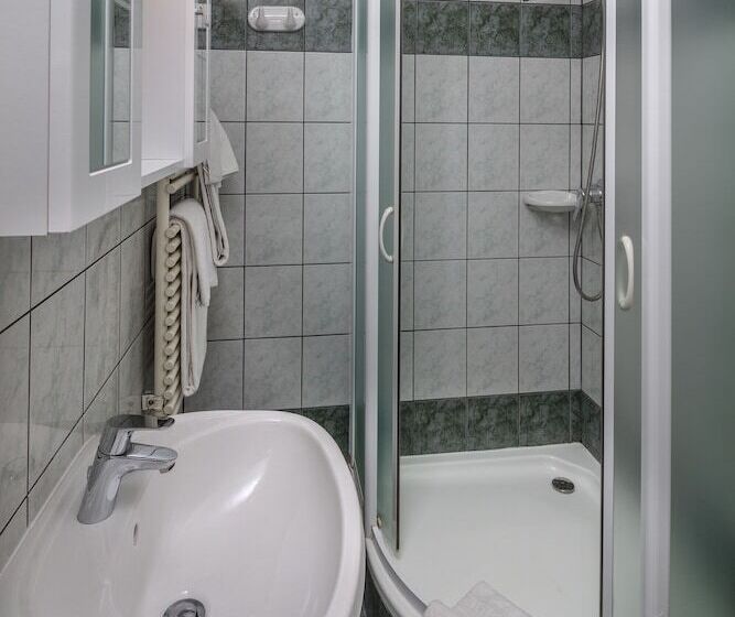 סטודיו דלוקס, Charles