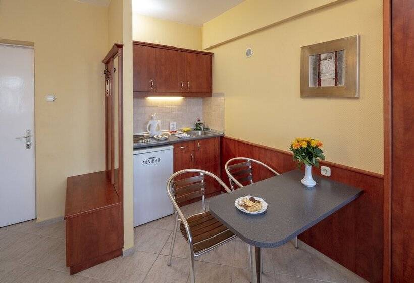 סטודיו דלוקס, Charles