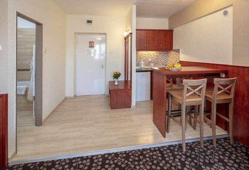 סטודיו דלוקס, Charles