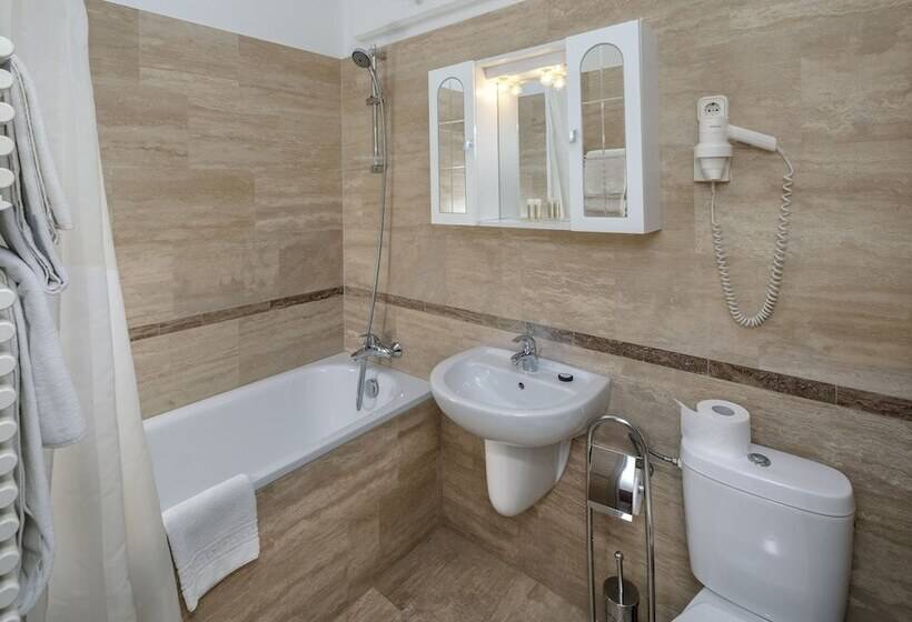 סטודיו דלוקס, Charles