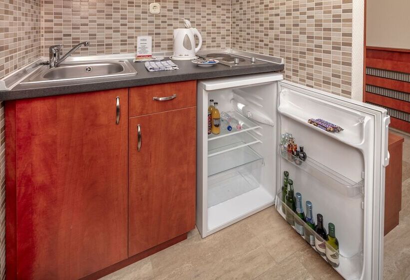 סטודיו דלוקס, Charles