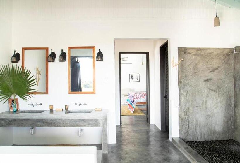 خانه 1 خوابه, Jakes