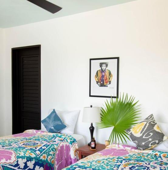 خانه 1 خوابه, Jakes