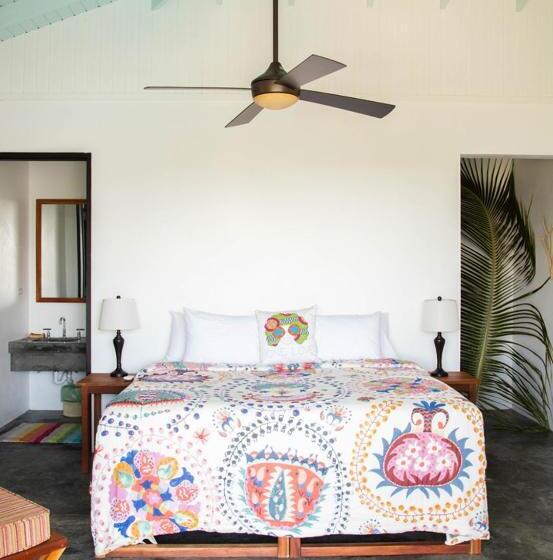 خانه 1 خوابه, Jakes