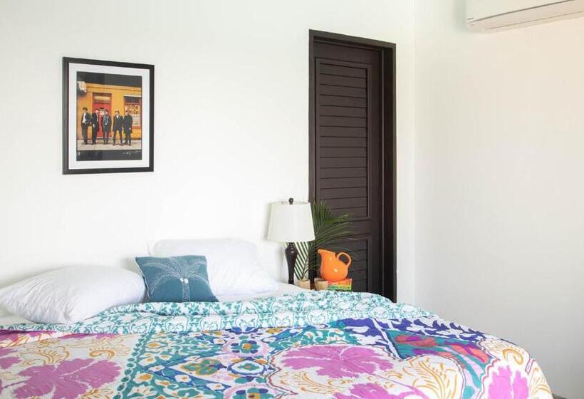 خانه 1 خوابه, Jakes