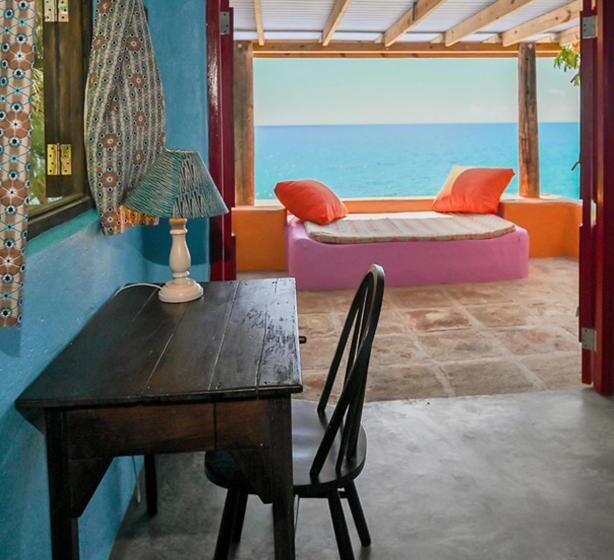 استودیوی استاندارد با چشم‌انداز دریا, Jakes