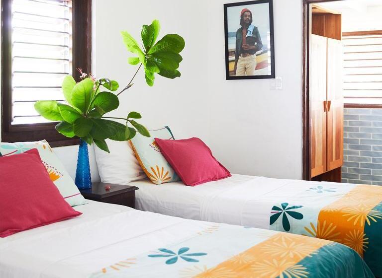 خانه 2 خوابه, Jakes