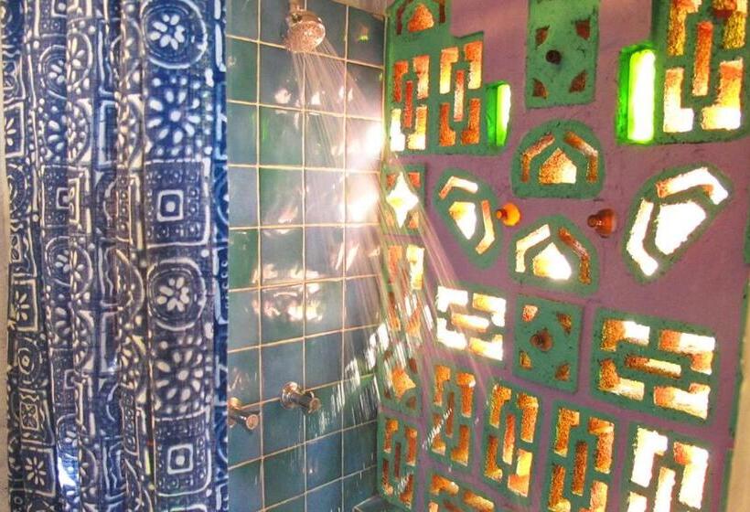 اتاق یک تخته با چشم‌انداز باغ, Jakes