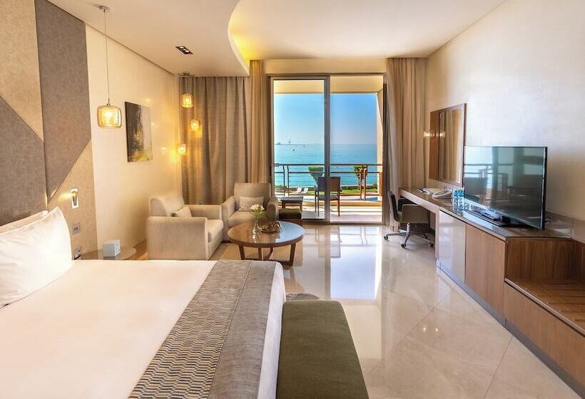 اتاق لوکس با چشم‌انداز استخر, Marina