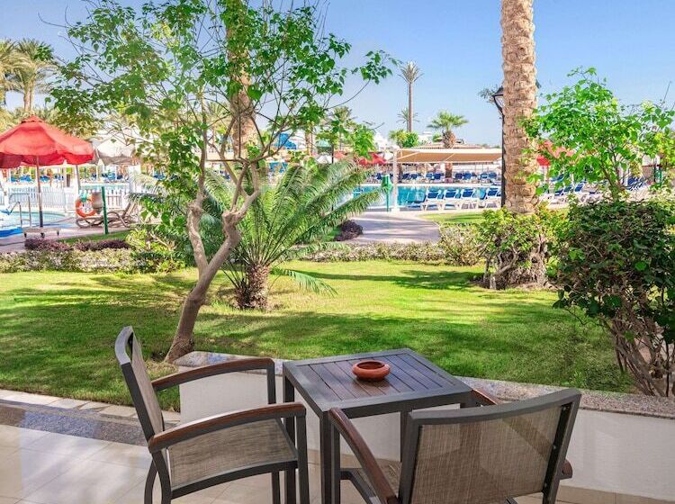 اتاق استاندارد با چشم‌انداز استخر, Sultan Gardens Resort