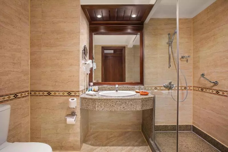 اتاق استاندارد سه تخته با چشم‌انداز استخر, Sultan Gardens Resort