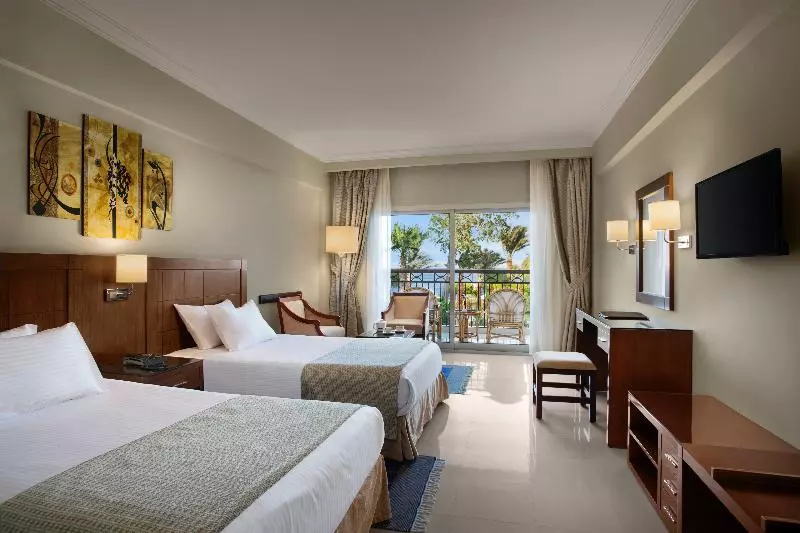 اتاق استاندارد سه تخته با چشم‌انداز باغ, Sultan Gardens Resort