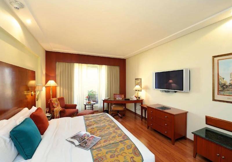Номер Клуб Кровать Кинг, The Lalit Mumbai