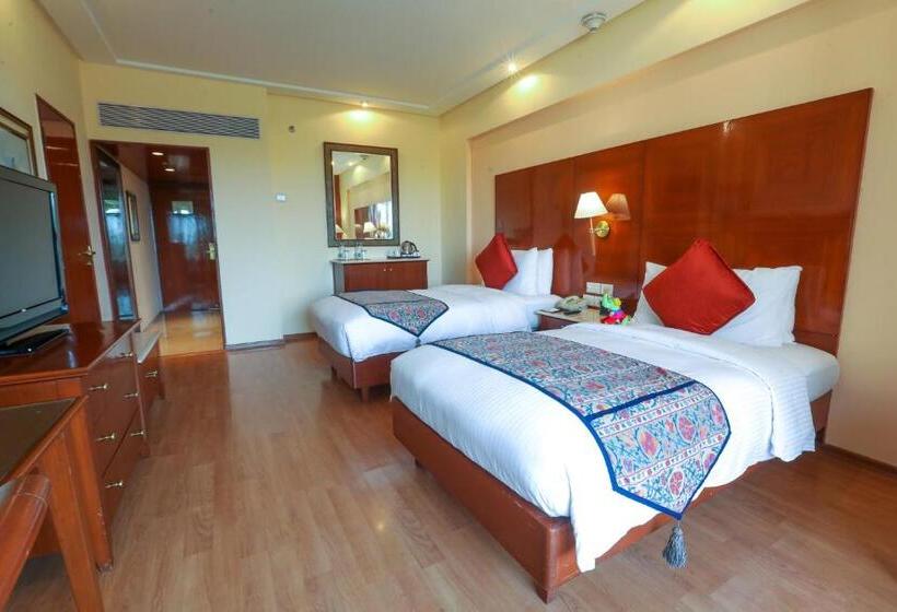 Номер Deluxe Кровать Кинг, The Lalit Mumbai