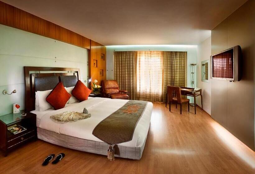 Club Room King Bed, The Lalit Mumbai