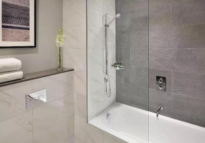 اتاق اجرایی با تخت بزرگ, Mövenpick Hotel & Apartments Bur Dubai