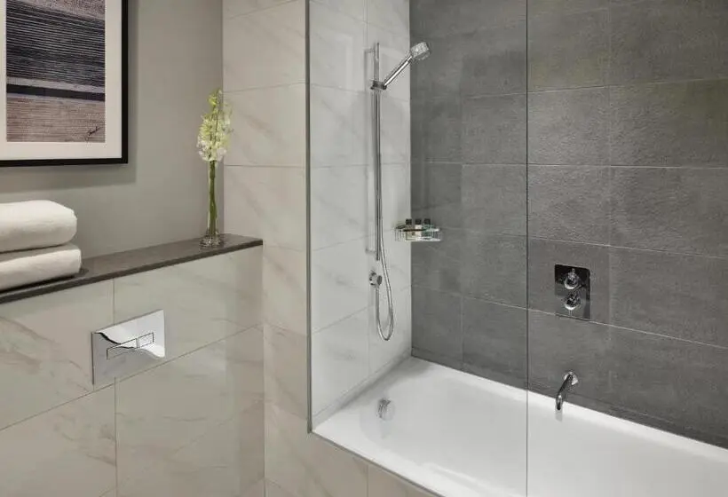 اتاق اجرایی با تخت بزرگ, Mövenpick Hotel & Apartments Bur Dubai