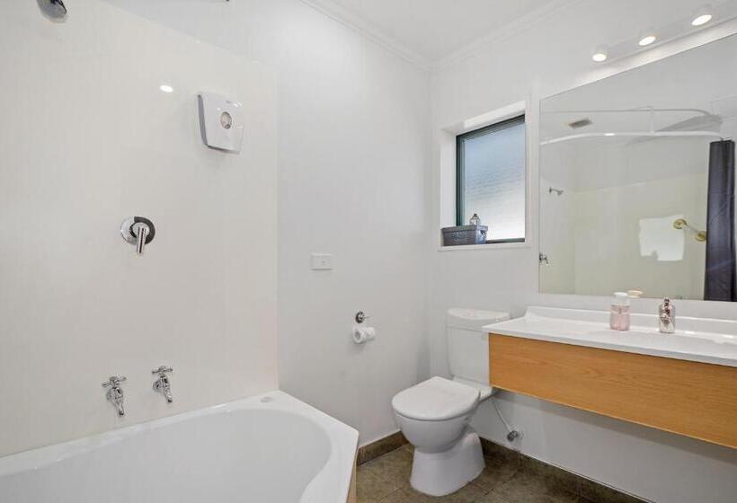 إستوديو قياسى, The Lakes Motel