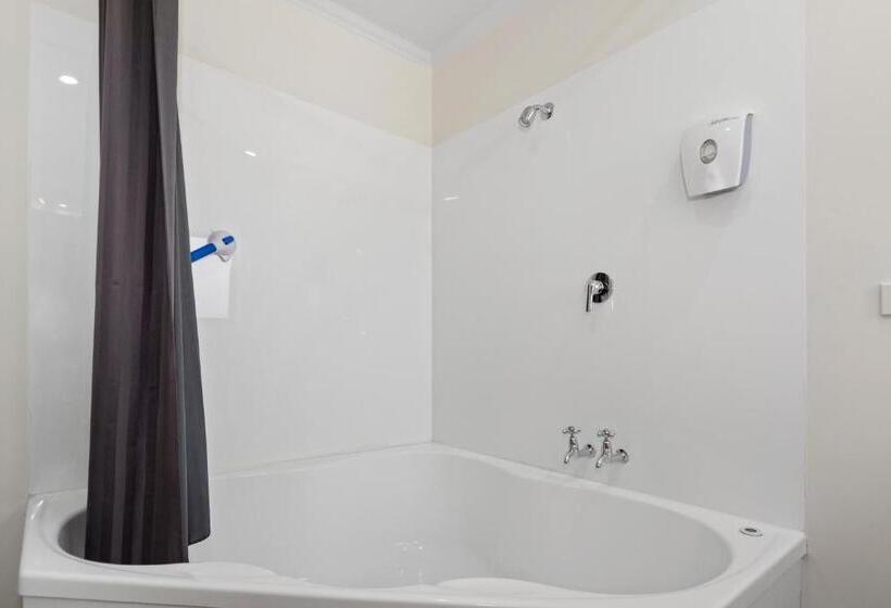 شقة غرفة واحدة, The Lakes Motel