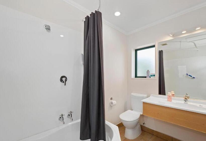 شقة غرفة واحدة, The Lakes Motel