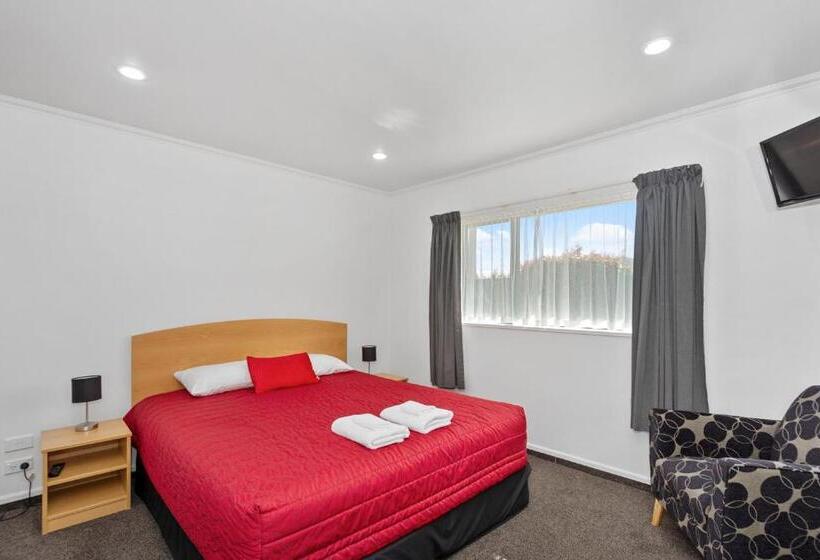 شقة غرفتين, The Lakes Motel