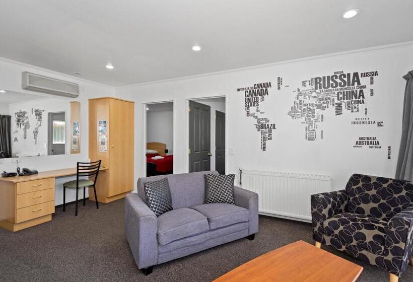 شقة غرفتين, The Lakes Motel