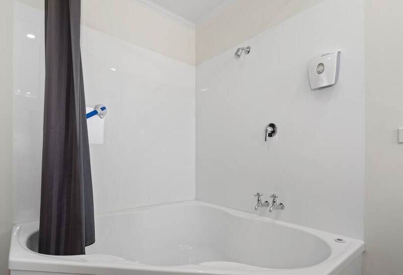 شقة غرفة واحدة, The Lakes Motel