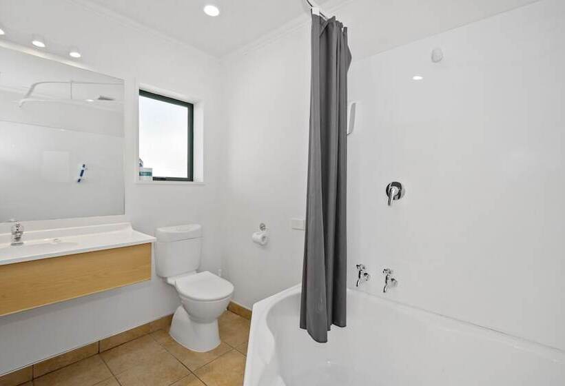 شقة غرفة واحدة, The Lakes Motel