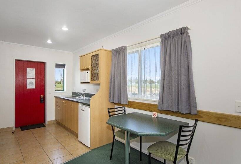 Апартаменты 1 Спальня, The Lakes Motel