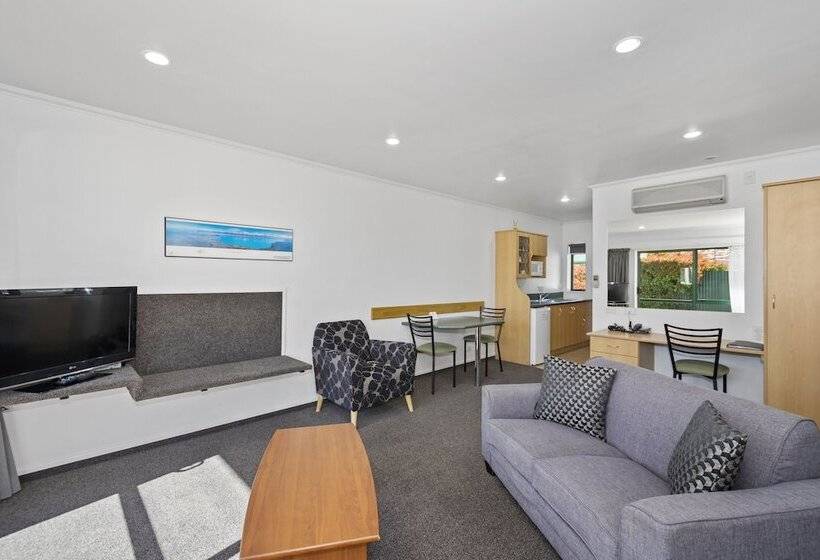 شقة غرفة واحدة, The Lakes Motel