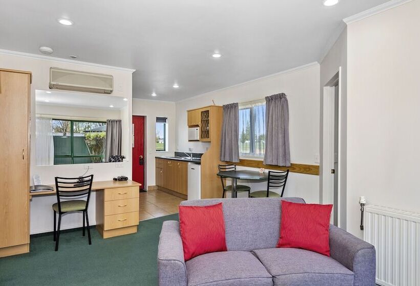 شقة غرفة واحدة, The Lakes Motel