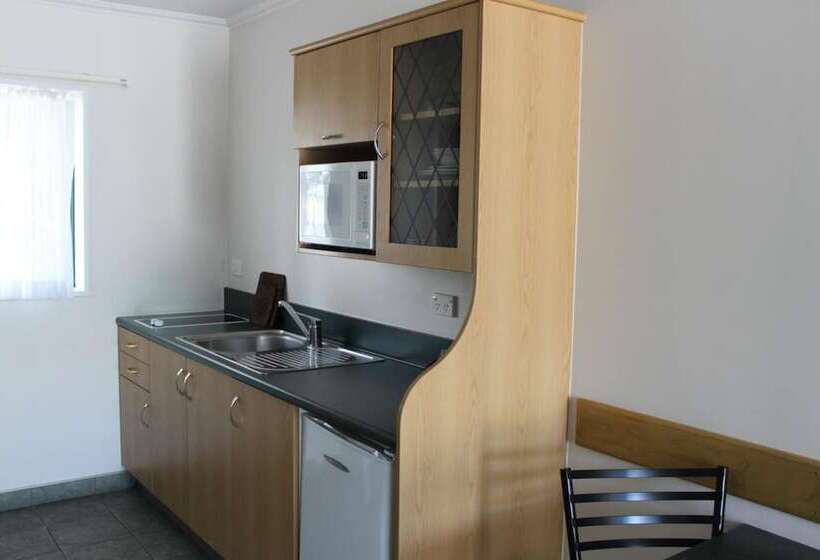 شقة غرفتين, The Lakes Motel