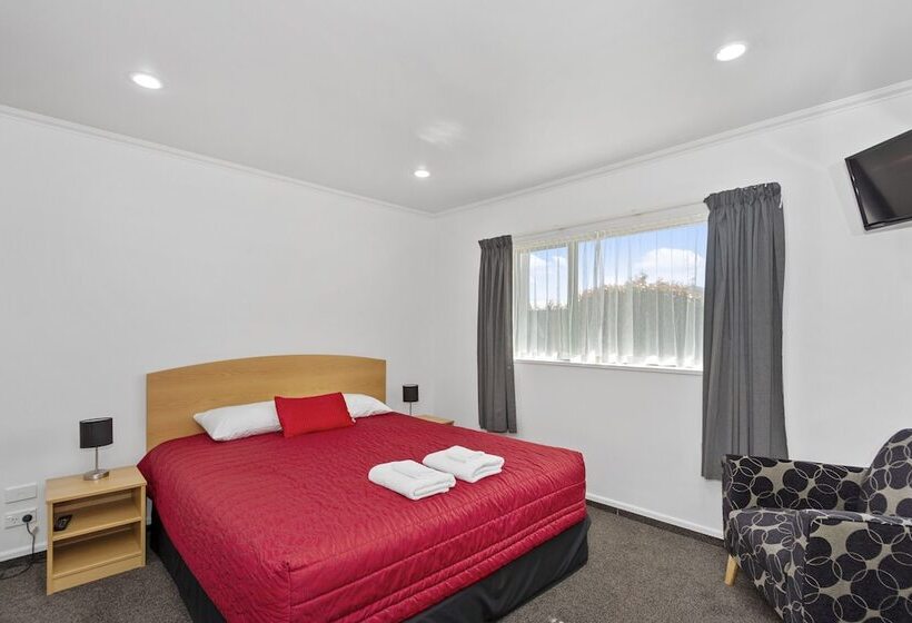 شقة غرفتين, The Lakes Motel