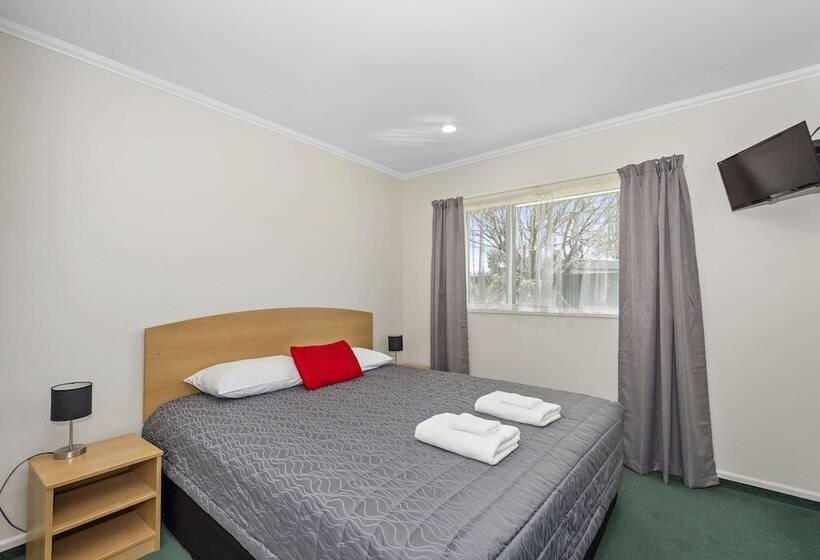 شقة غرفتين, The Lakes Motel