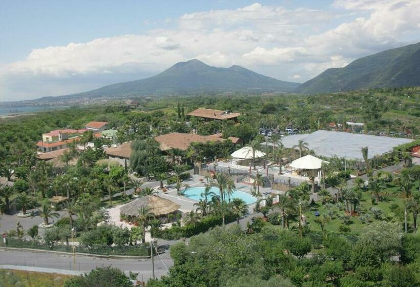 庭の見えるスタンダードトリプルルーム, Villa Delle Camelie