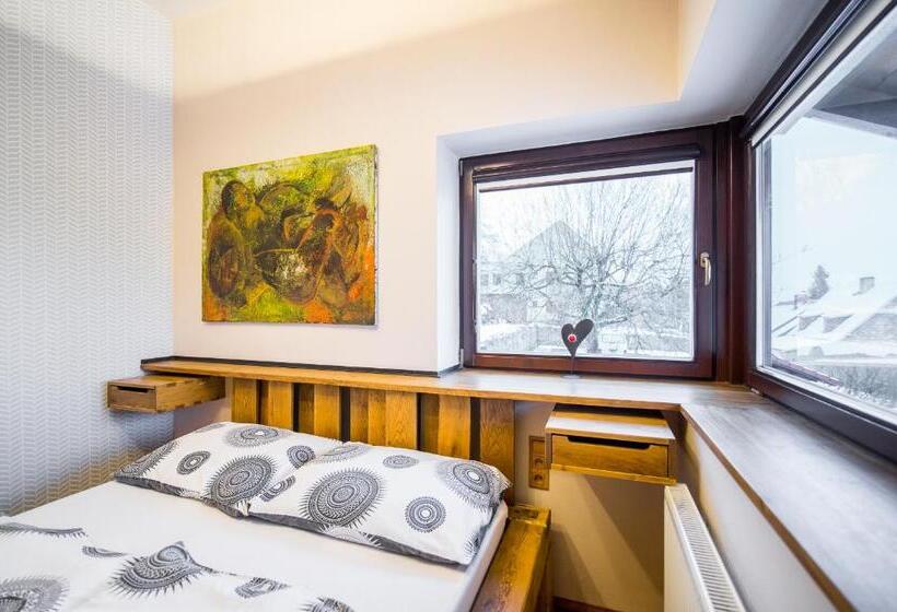 2 Szobás Suite, Refugio