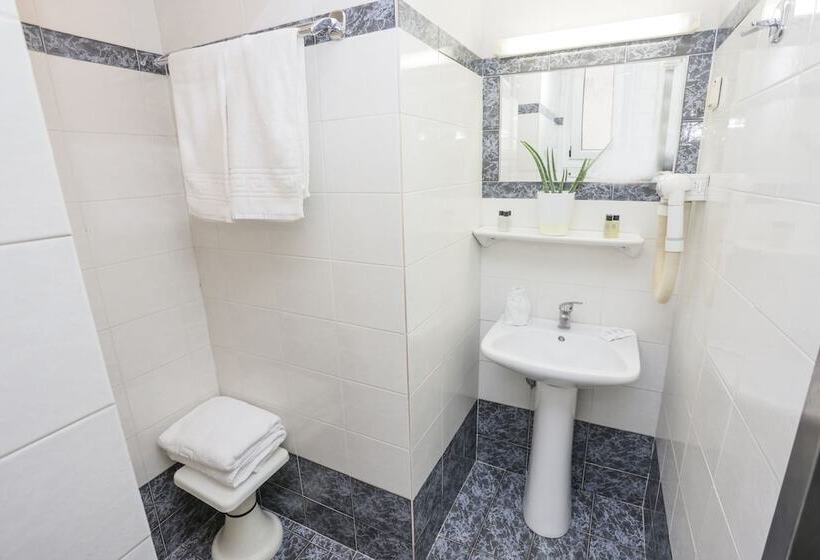 غرفة قياسية ثلاثية, Aegeon