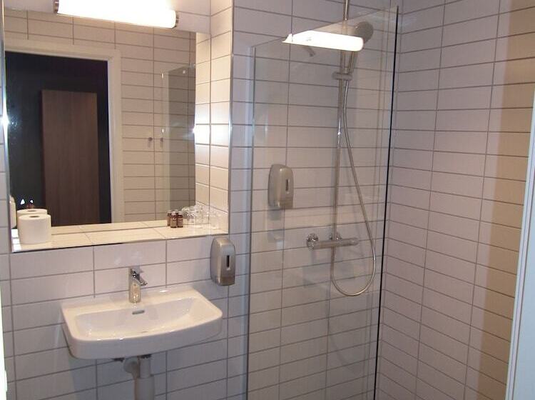 חדר משפחתי, Hardangerfjord