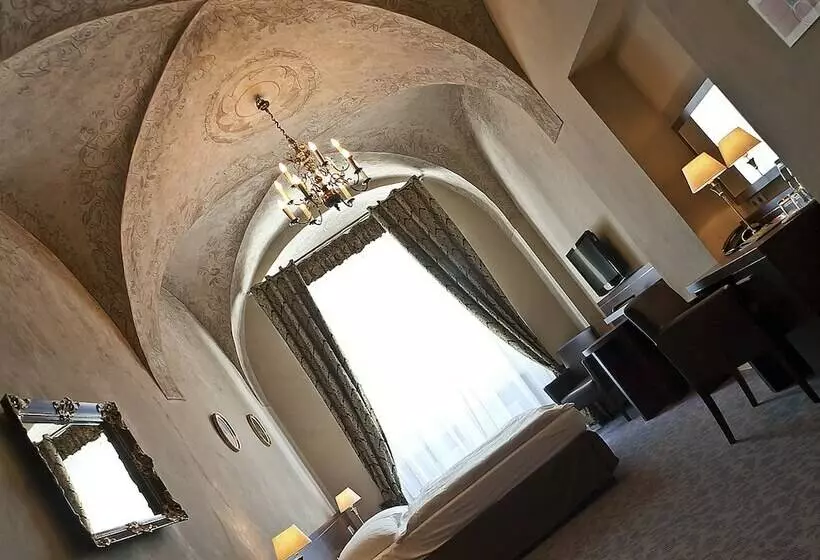 اتاق خانوادگی, Rezydent