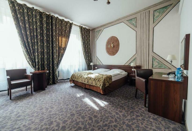 Номер Deluxe, Rezydent