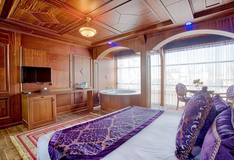 キングサイズベッドのスイートルーム, Seven Hills Hotel   Special Category