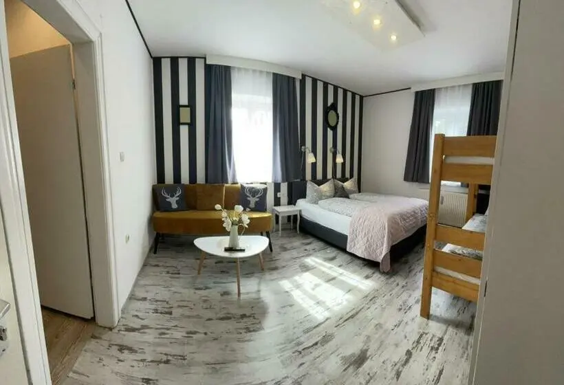 اتاق خانوادگی, La Boutique House