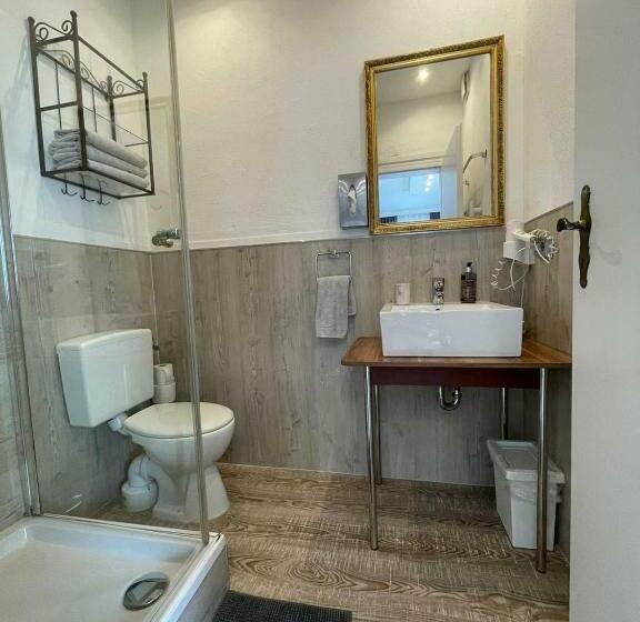 اتاق خانوادگی, Boutique Family House La