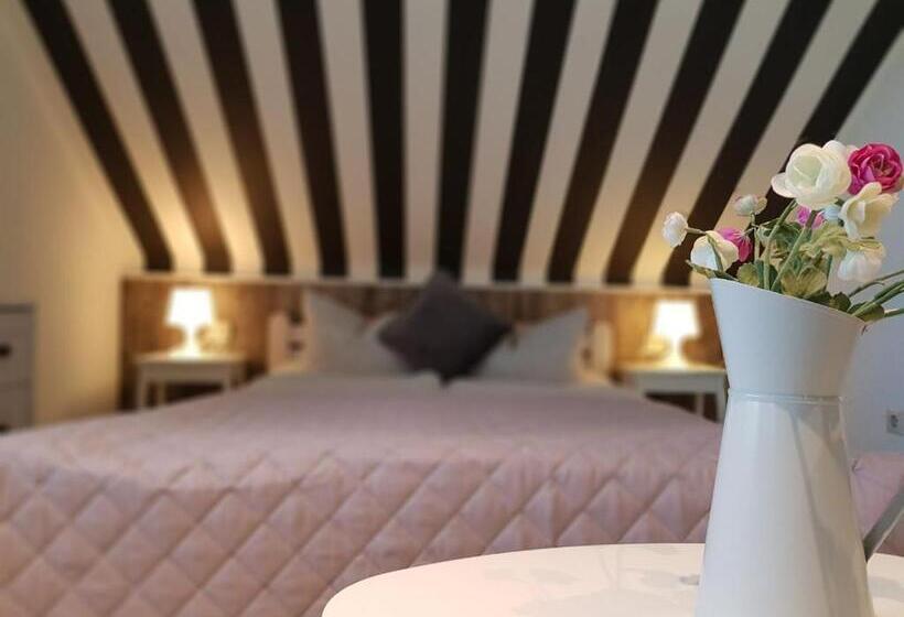 اتاق استاندارد یک نفره, Boutique Family House La