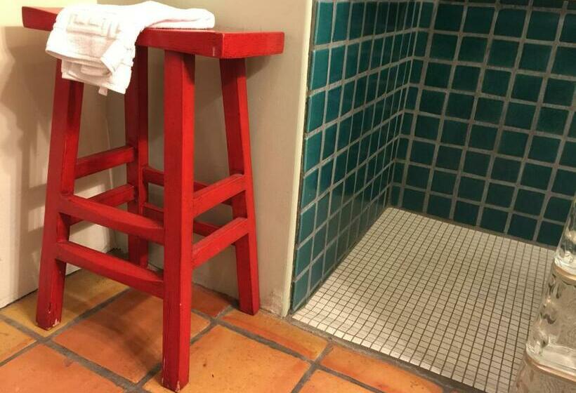 استودیوی لوکس, Casa De Tres Lunas/house Of Three Moons