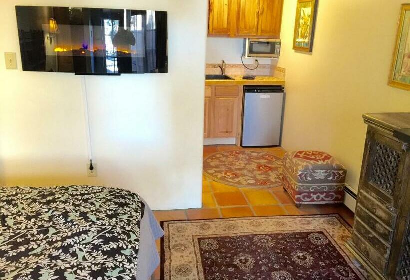 استودیوی لوکس, Casa De Tres Lunas/house Of Three Moons