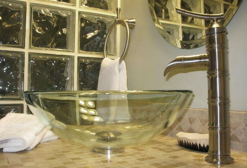 استودیوی لوکس, Casa De Tres Lunas/house Of Three Moons