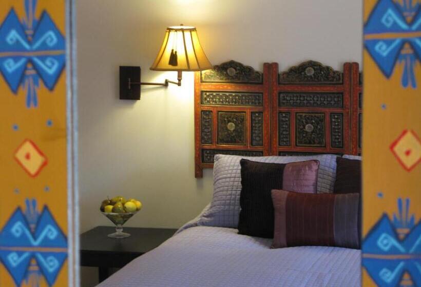 استودیوی لوکس, Casa De Tres Lunas/house Of Three Moons